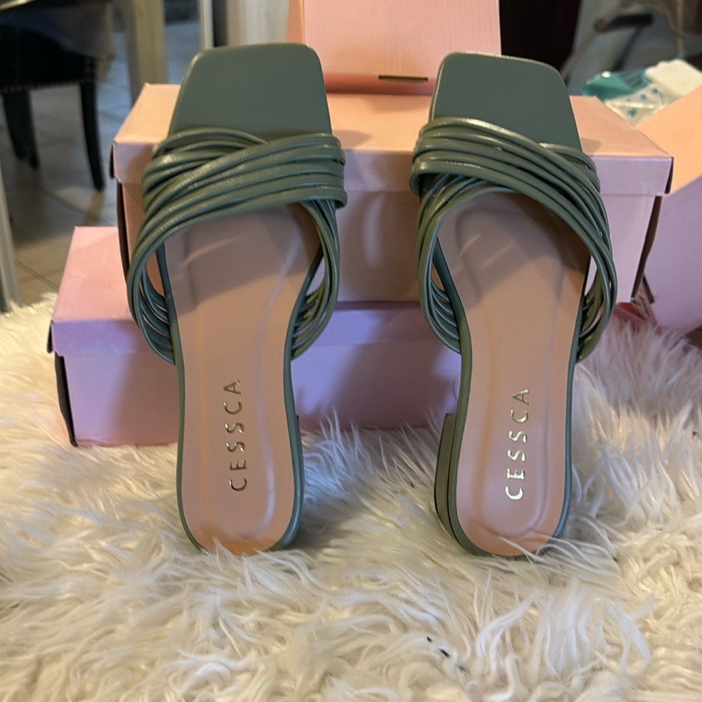 LOW HEEL SLIPPERS SIZE 7 NEW NEVER WORN